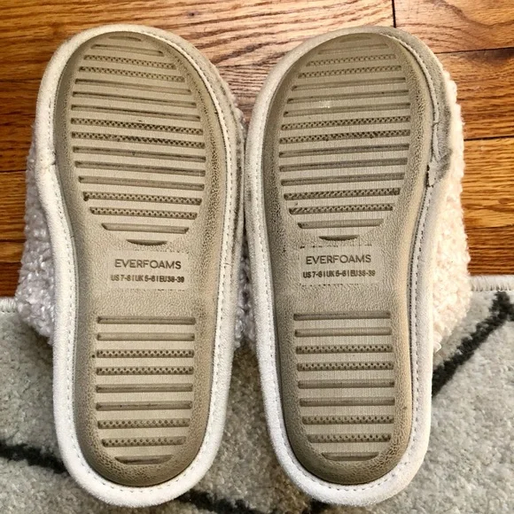 **LIKE NEW** White EverFoams Women’s Slippers - Picture 4 of 4